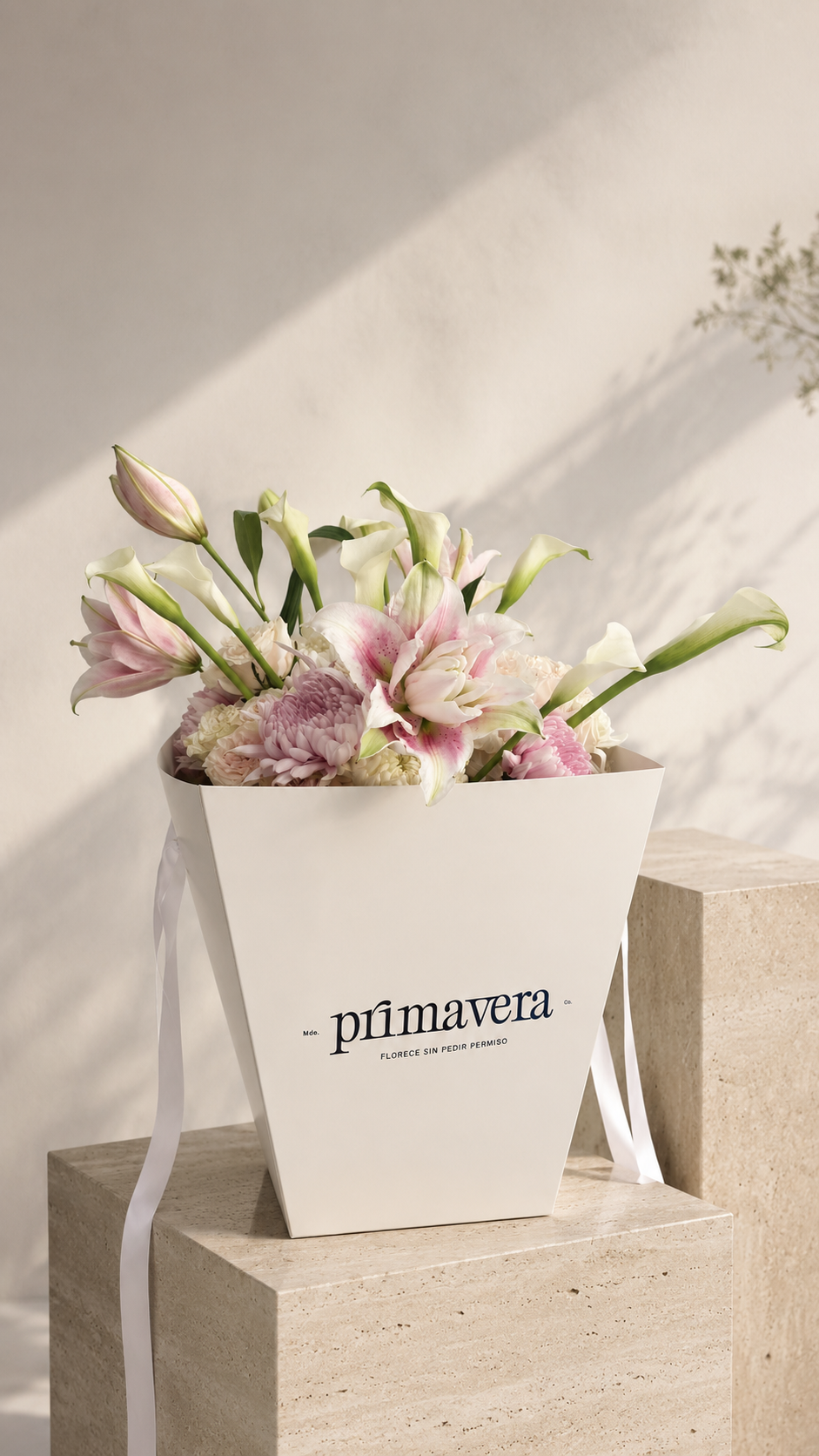 AUTHOR III — AURA Bouquet elegante de flores premium con diseño luminoso y contemporáneo