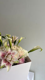 AUTHOR III — AURA Bouquet elegante de flores premium con diseño luminoso y contemporáneo