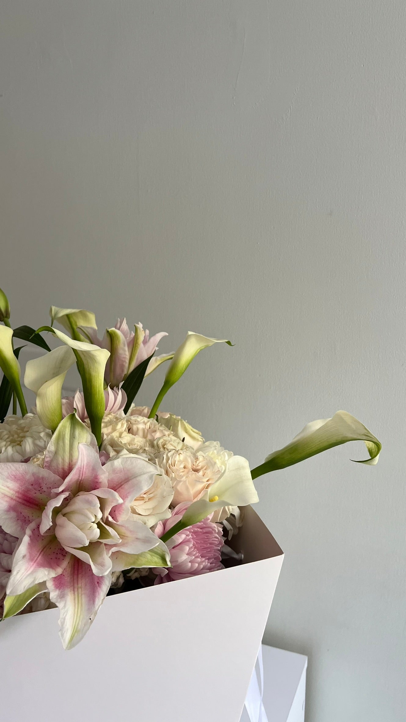 AUTHOR III — AURA Bouquet elegante de flores premium con diseño luminoso y contemporáneo