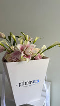 AUTHOR III — AURA Bouquet elegante de flores premium con diseño luminoso y contemporáneo