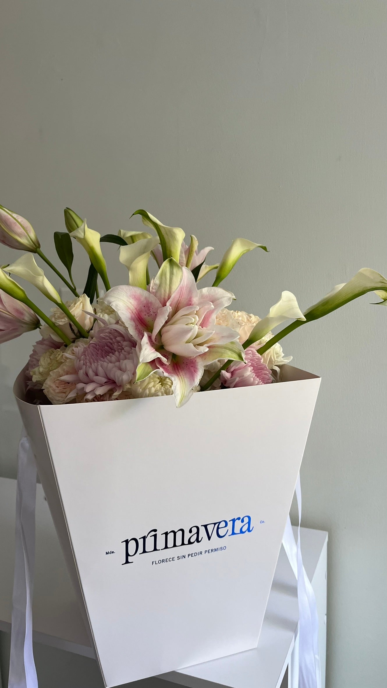 AUTHOR III — AURA Bouquet elegante de flores premium con diseño luminoso y contemporáneo