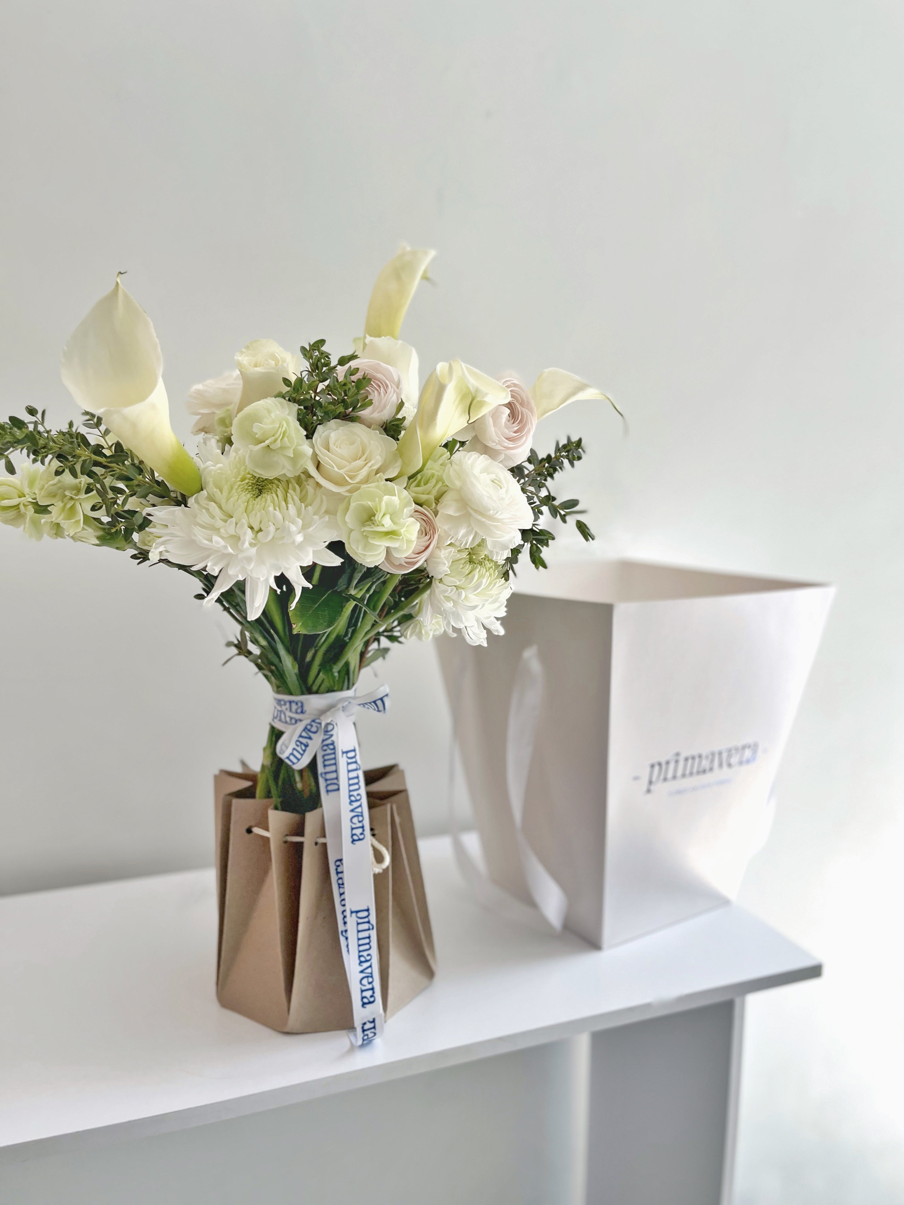 AUTHOR IX — ORIGIN Bouquet elegante de flores naturales