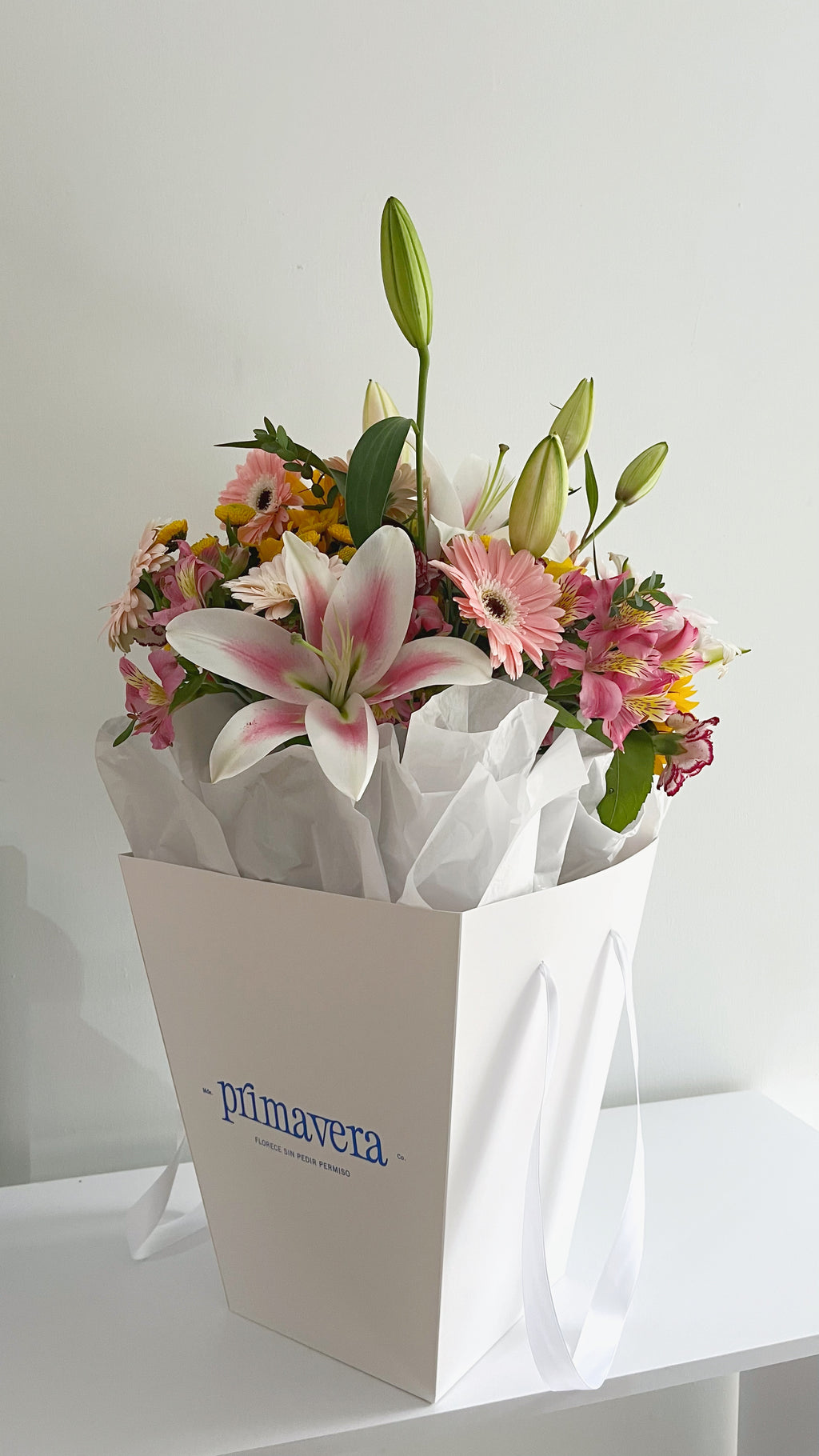 AUTHOR VII — ESSENTIAL LIGHT Bouquet colorido de flores frescas con diseño luminoso y moderno