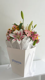 AUTHOR VII — ESSENTIAL LIGHT Bouquet colorido de flores frescas con diseño luminoso y moderno