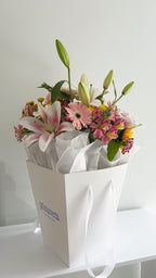 AUTHOR VII — ESSENTIAL LIGHT Bouquet colorido de flores frescas con diseño luminoso y moderno