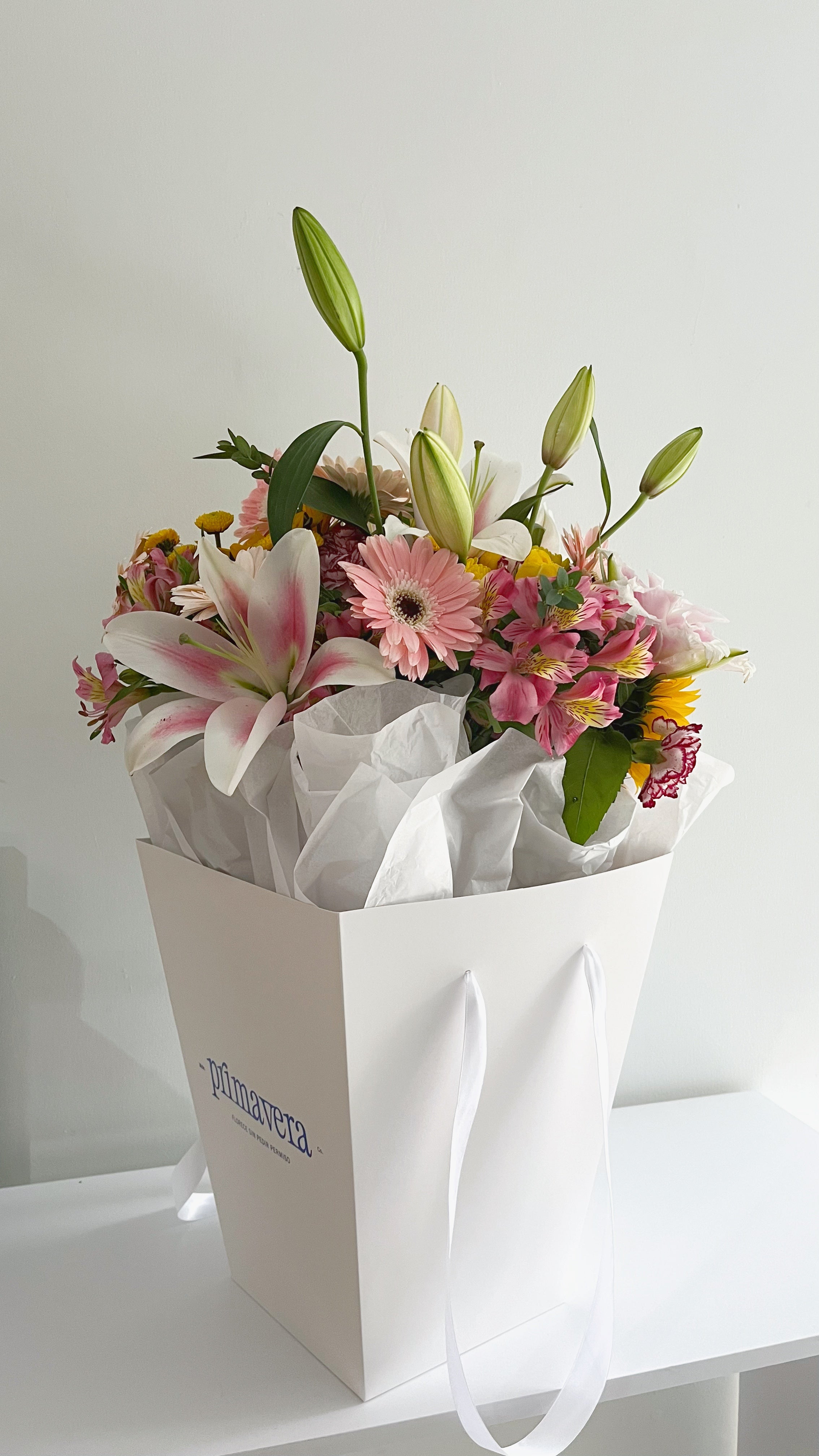 AUTHOR VII — ESSENTIAL LIGHT Bouquet colorido de flores frescas con diseño luminoso y moderno