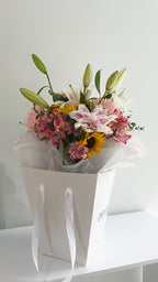 AUTHOR VII — ESSENTIAL LIGHT Bouquet colorido de flores frescas con diseño luminoso y moderno