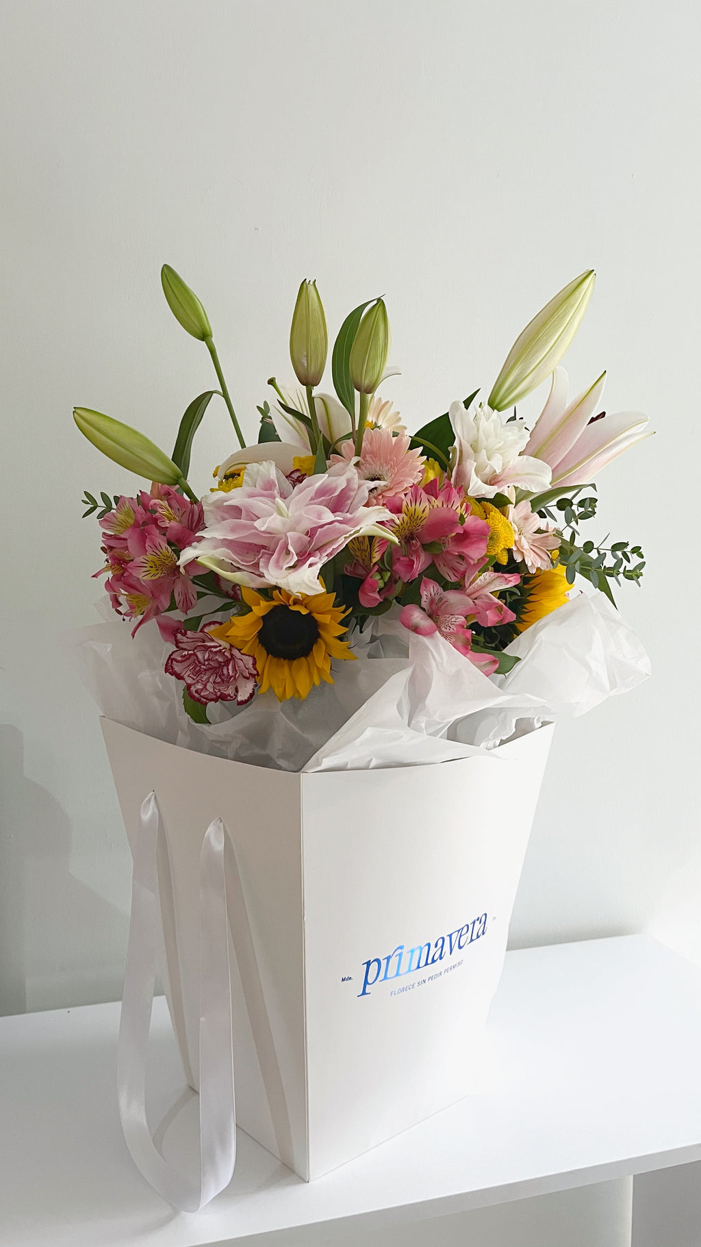 AUTHOR VII — ESSENTIAL LIGHT Bouquet colorido de flores frescas con diseño luminoso y moderno