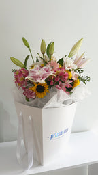 AUTHOR VII — ESSENTIAL LIGHT Bouquet colorido de flores frescas con diseño luminoso y moderno
