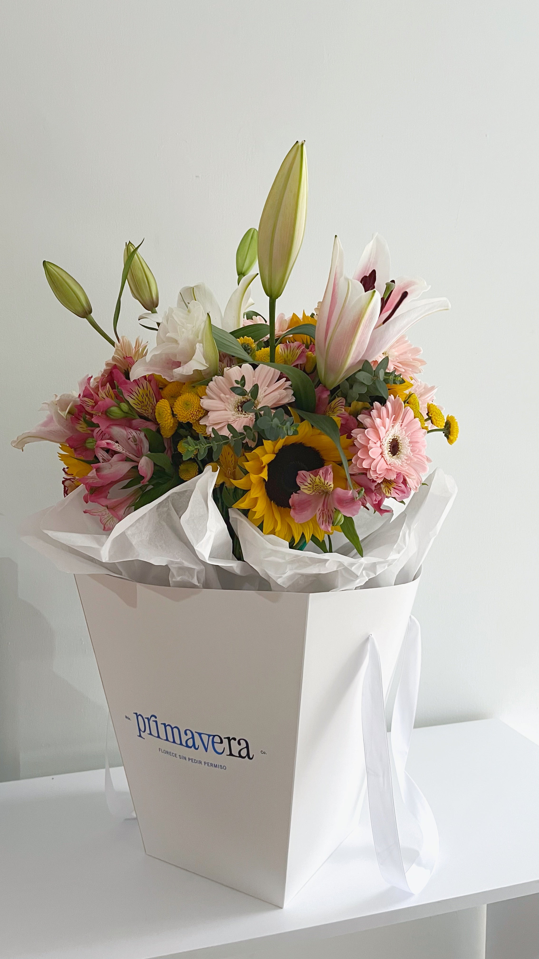 AUTHOR VII — ESSENTIAL LIGHT Bouquet colorido de flores frescas con diseño luminoso y moderno