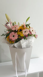 AUTHOR VII — ESSENTIAL LIGHT Bouquet colorido de flores frescas con diseño luminoso y moderno