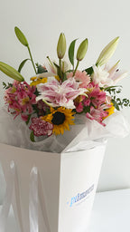 AUTHOR VII — ESSENTIAL LIGHT Bouquet colorido de flores frescas con diseño luminoso y moderno