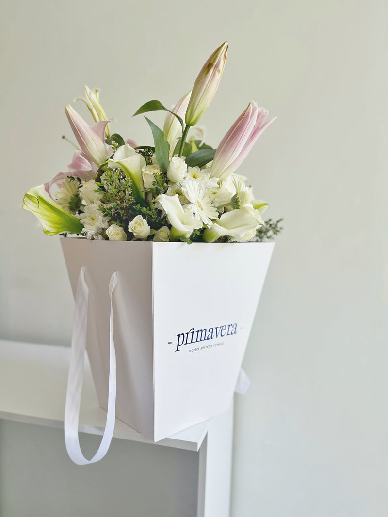 AUTHOR VI — PRESENCE Bouquet contemporaneo de flores blancas y verdes