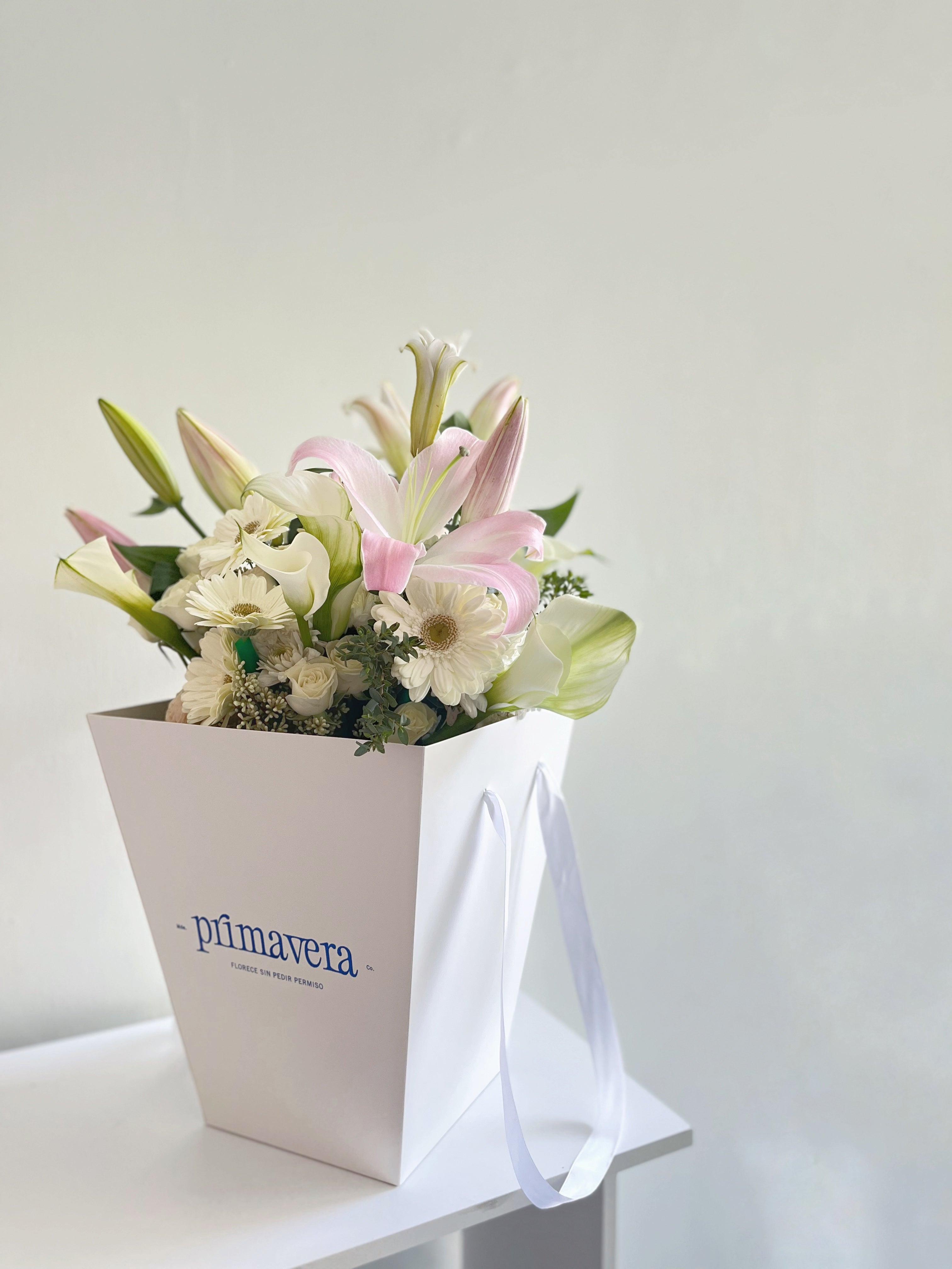 AUTHOR VI — PRESENCE Bouquet contemporaneo de flores blancas y verdes