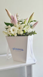 AUTHOR VI — PRESENCE Bouquet contemporaneo de flores blancas y verdes