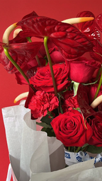 CLASSIC REBEL 09 | Bouquet elegante de rosas y anturios rojos