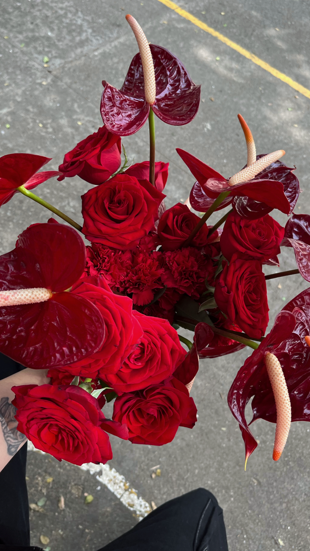 CLASSIC REBEL 09 | Bouquet elegante de rosas y anturios rojos