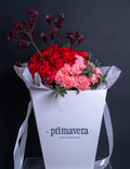 DOUBLE VIBE 84 | Bouquet de rosas y claveles