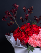 DOUBLE VIBE 84 | Bouquet de rosas y claveles