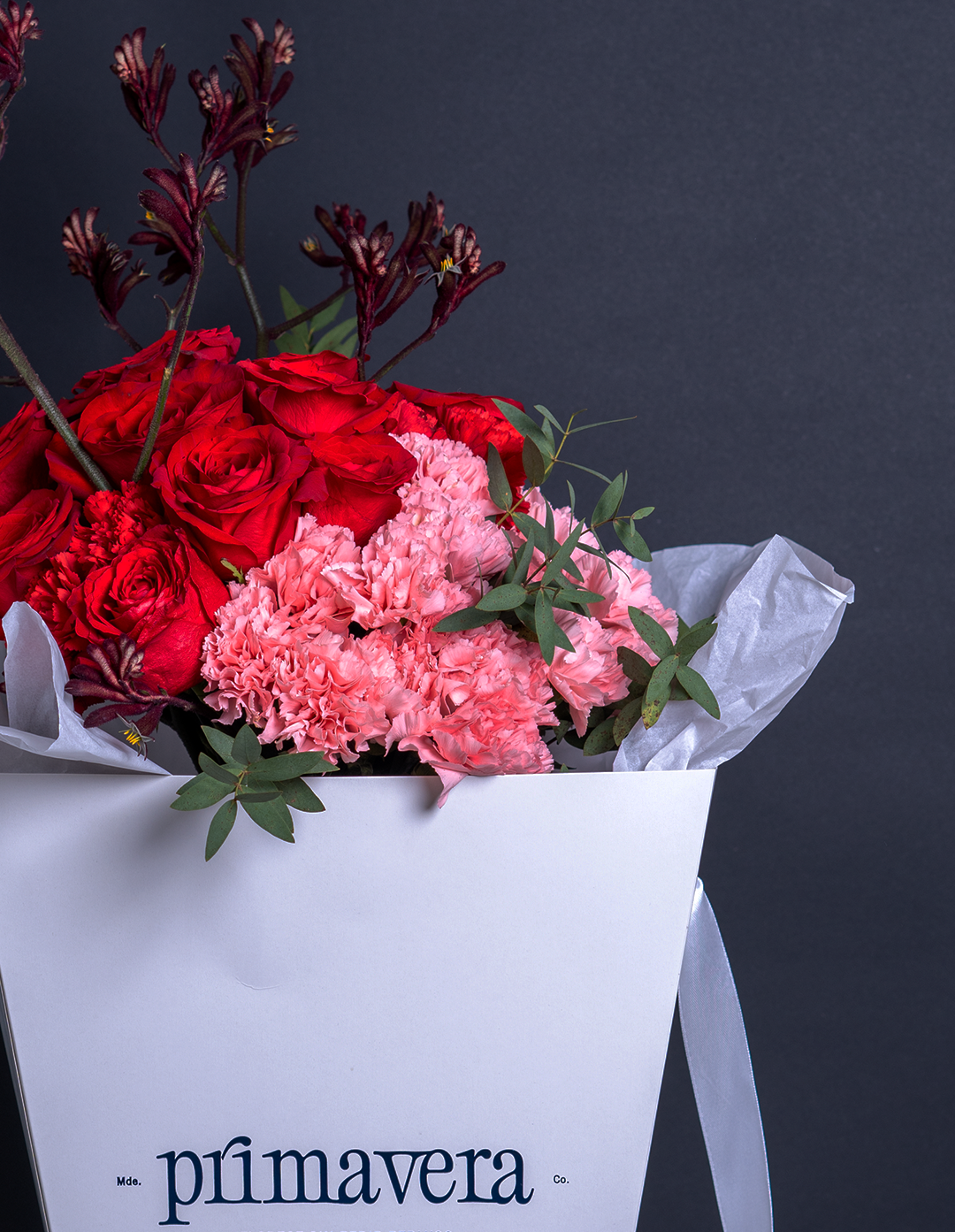 DOUBLE VIBE 84 | Bouquet de rosas y claveles