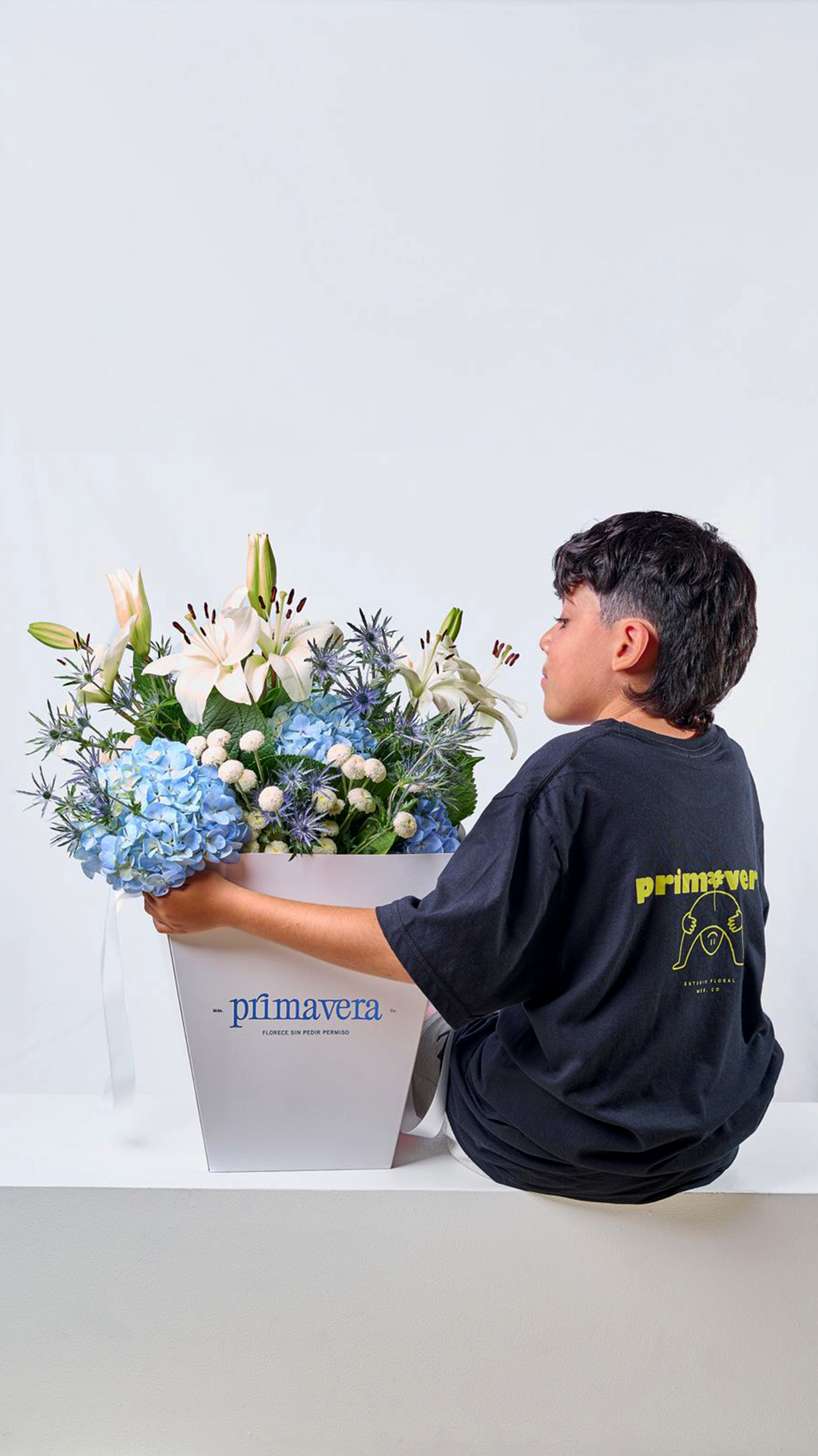 FLORA VOICE 10 | Bouquet elegante de hortensias y lirios con diseño floral clásico