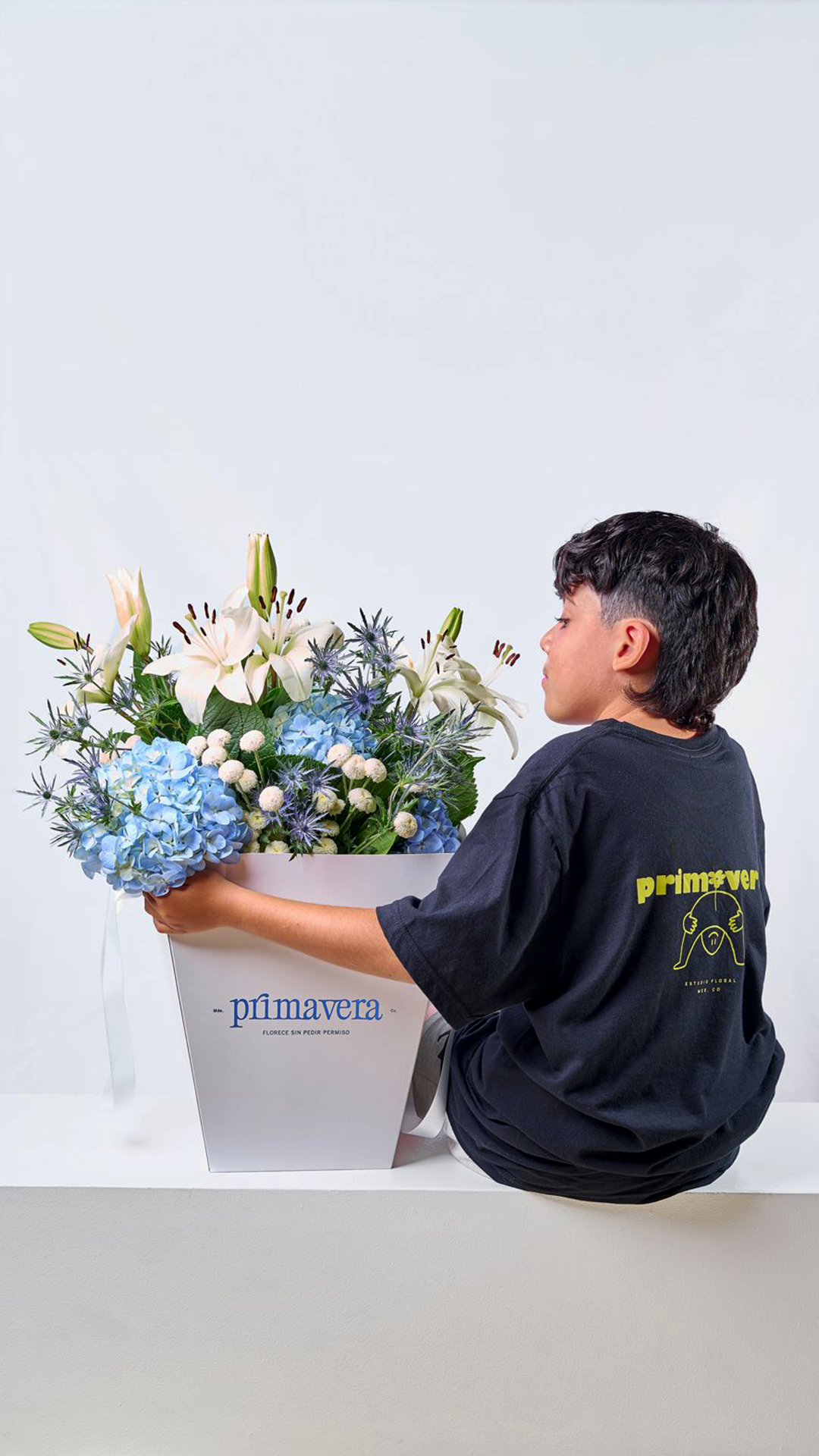 FLORA VOICE 10 | Bouquet elegante de hortensias y lirios con diseño floral clásico