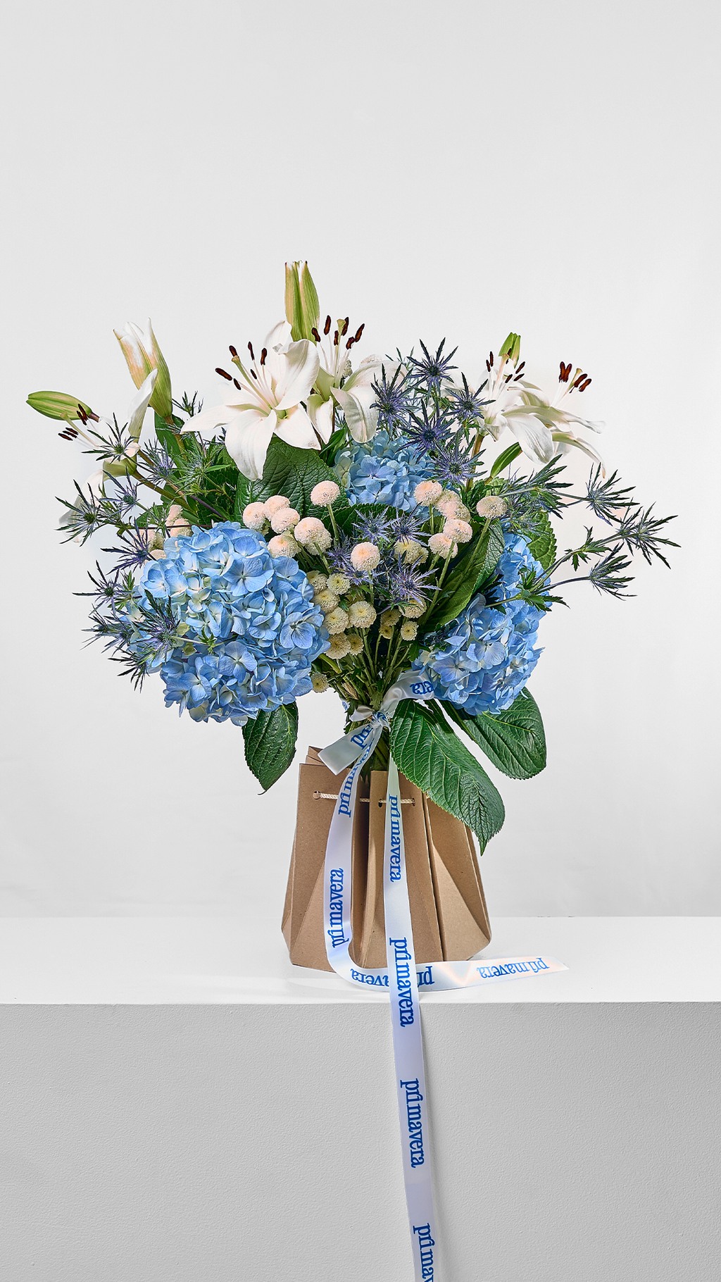 FLORA VOICE 10 | Bouquet elegante de hortensias y lirios con diseño floral clásico