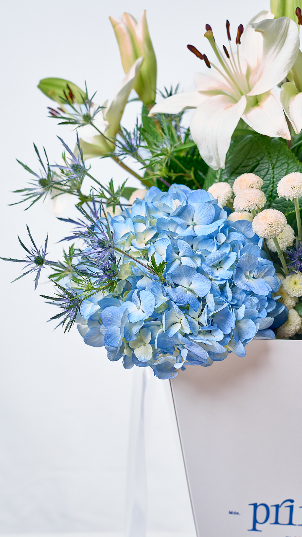 FLORA VOICE 10 | Bouquet elegante de hortensias y lirios con diseño floral clásico