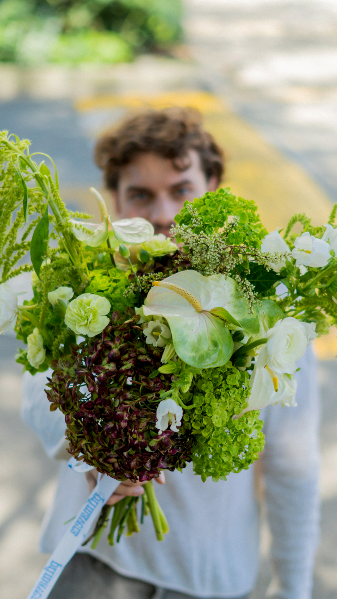 LEGEND 1959 | Bouquet en tonos verdes y blancos con flores premium de temporada
