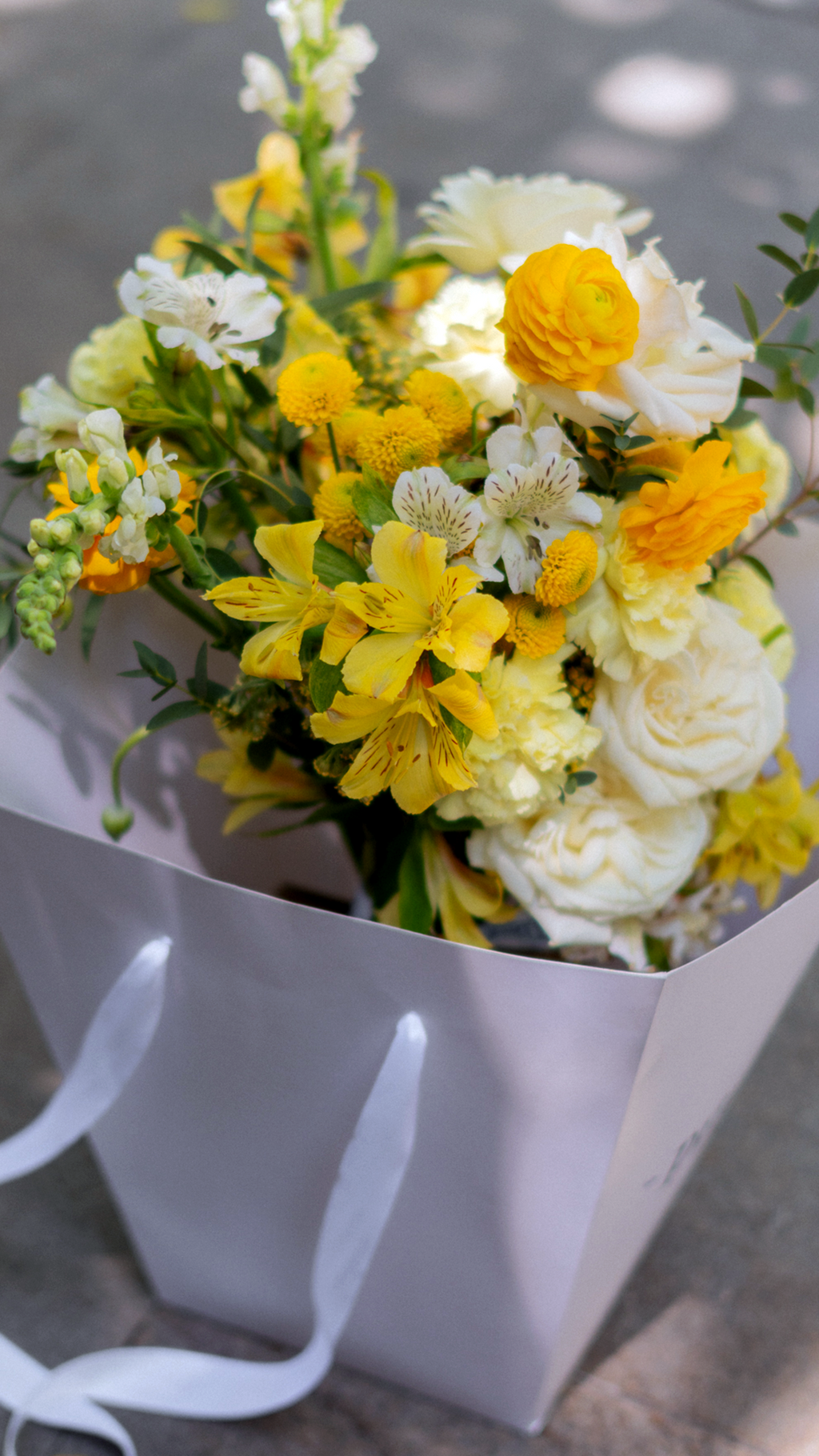 ORIGIN 2015 | Bouquet de rosas blancas y flores amarillas