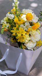 ORIGIN 2015 | Bouquet de rosas blancas y flores amarillas