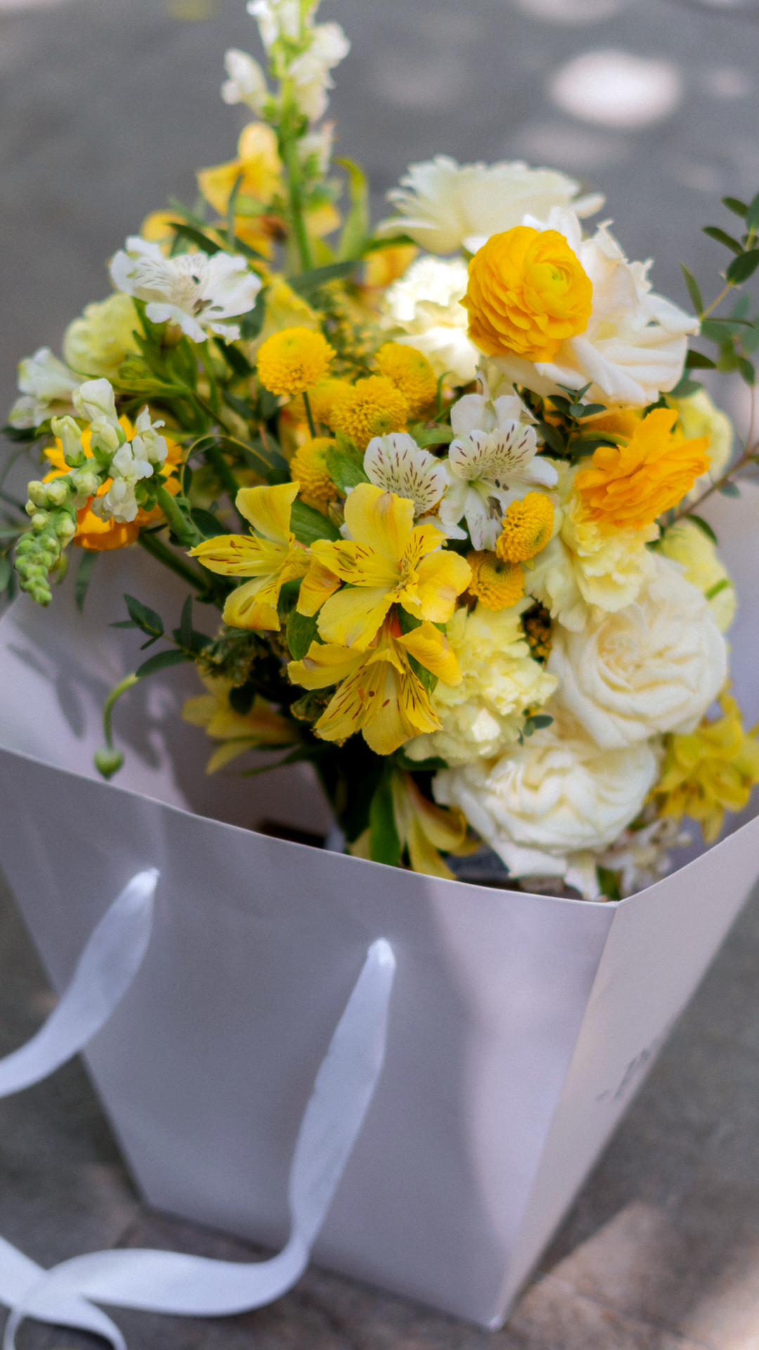 ORIGIN 2015 | Bouquet de rosas blancas y flores amarillas