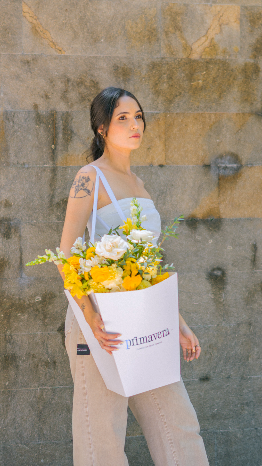 ORIGIN 2015 | Bouquet de rosas blancas y flores amarillas