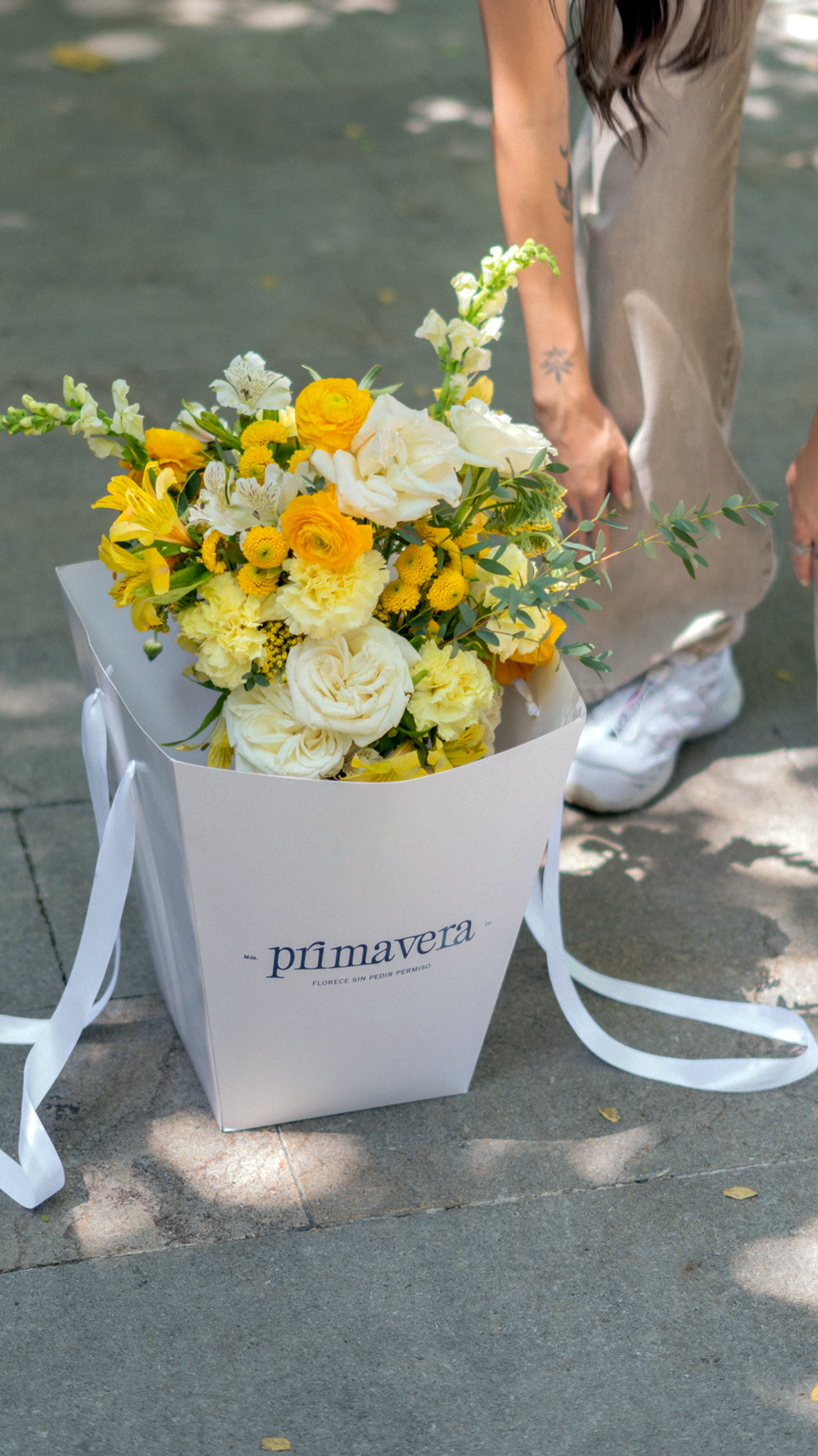 ORIGIN 2015 | Bouquet de rosas blancas y flores amarillas