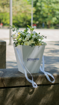 PURE REBEL 528 | Bouquet moderno de rosas blancas con diseño elegante y contemporáneo