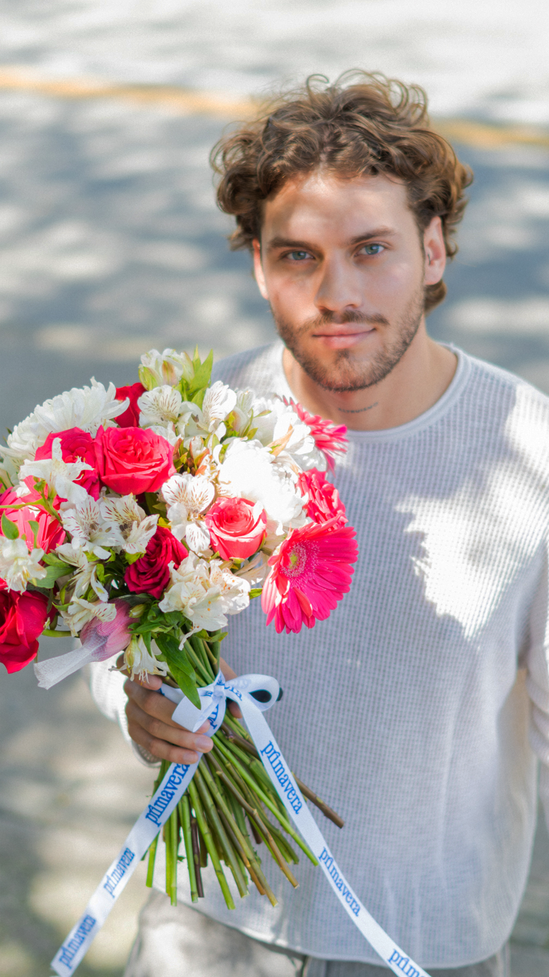 YIN BLOOM 18 | Bouquet en gerberas rosadas y flores blancas