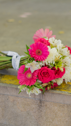YIN BLOOM 18 | Bouquet en gerberas rosadas y flores blancas