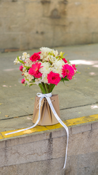 YIN BLOOM 18 | Bouquet en gerberas rosadas y flores blancas