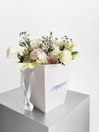AUTHOR I — MEMORY Diseño floral elegante con flores blancas