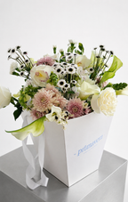 AUTHOR I — MEMORY Diseño floral elegante con flores blancas